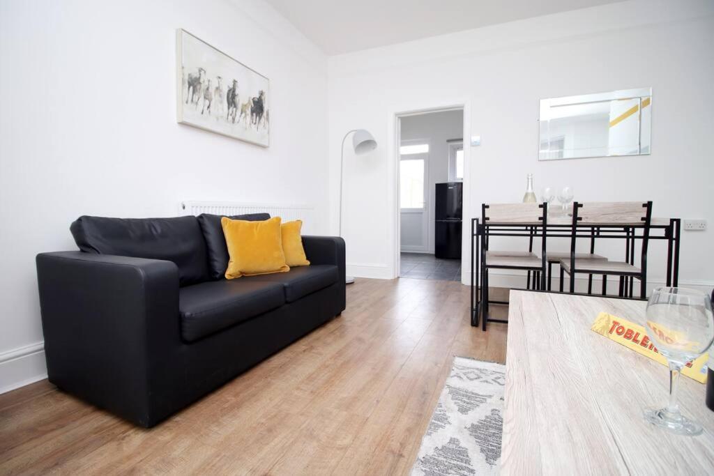 Вилла Holiday House For 7 Guests, Free Wi-Fi & Self Check-In Explore Newport Экстерьер фото
