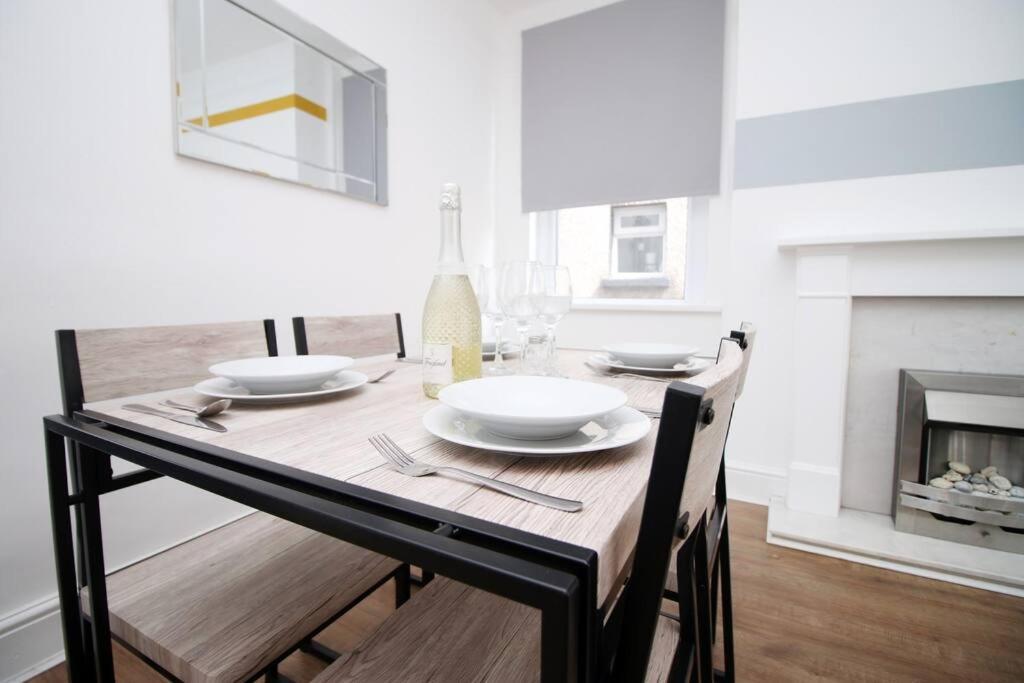 Вилла Holiday House For 7 Guests, Free Wi-Fi & Self Check-In Explore Newport Экстерьер фото