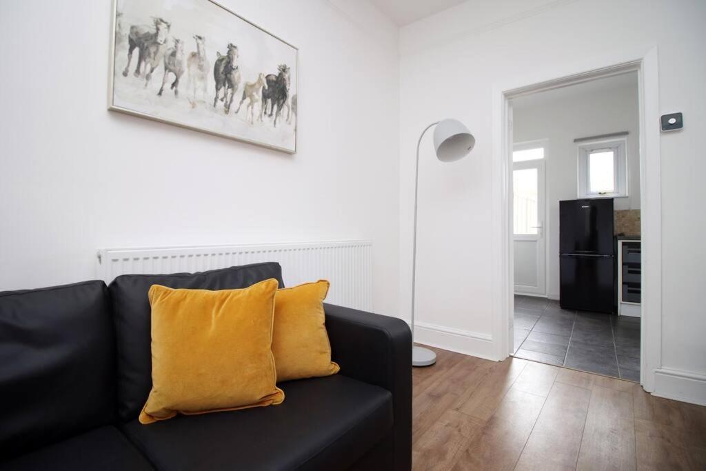 Вилла Holiday House For 7 Guests, Free Wi-Fi & Self Check-In Explore Newport Экстерьер фото