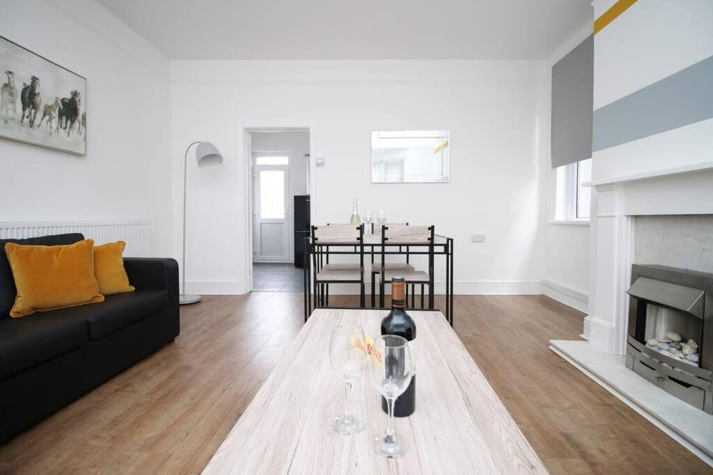 Вилла Holiday House For 7 Guests, Free Wi-Fi & Self Check-In Explore Newport Экстерьер фото
